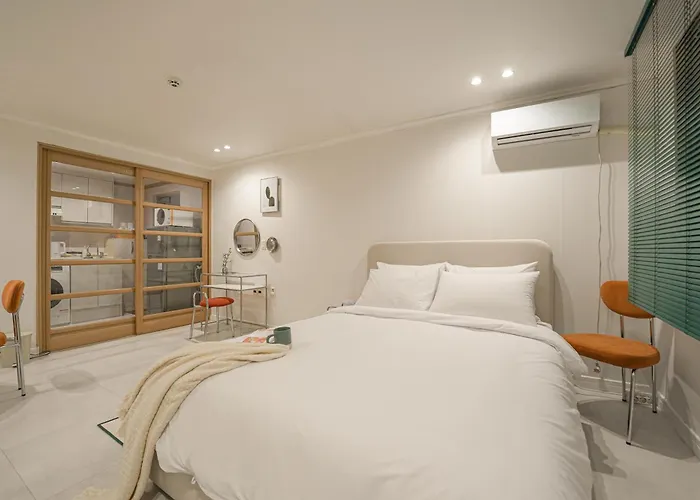 1min From Stn Free Luggage Storage Prime Location Couette-café Busan